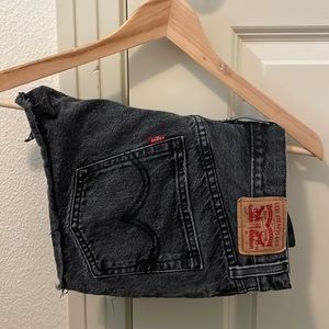 Black Levi’s jean shorts